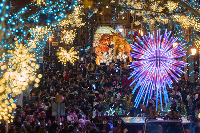 Nighttime crowd celebrating the Three Kings parade in Igualada, Spain
