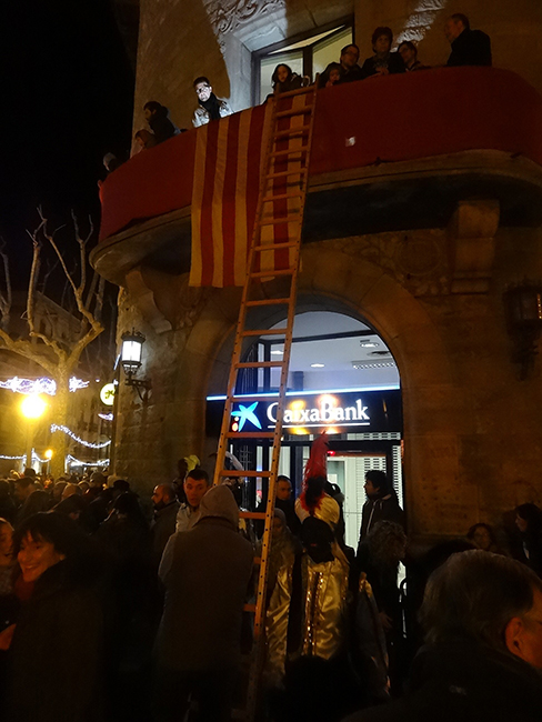 Royal pages using ladders to deliver gifts during Three Kings parade
