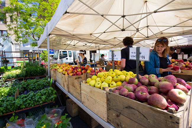 Farmers market in the U.S. with fresh produce and outdoor stalls