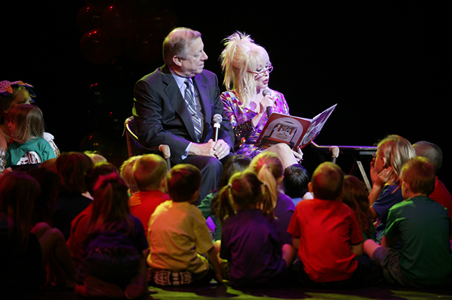 Dolly Parton reading a book to children for her Imagination Library