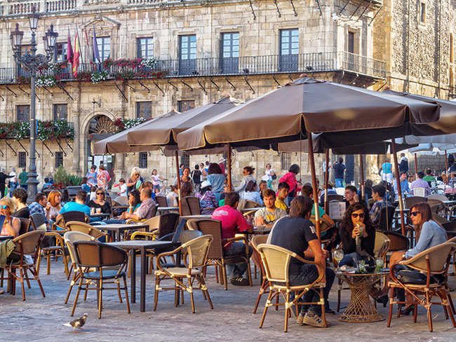Outdoor cafés and diners in Plaza Mayor in León, Castilla y León, Spain