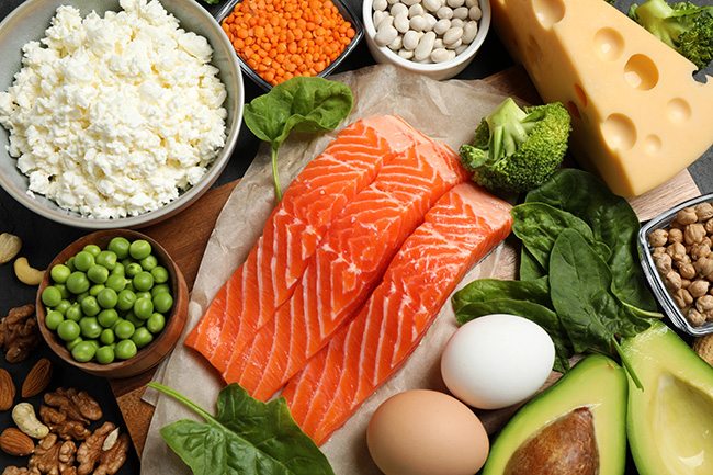 Grilled salmon with vegetables for a protein-rich meal